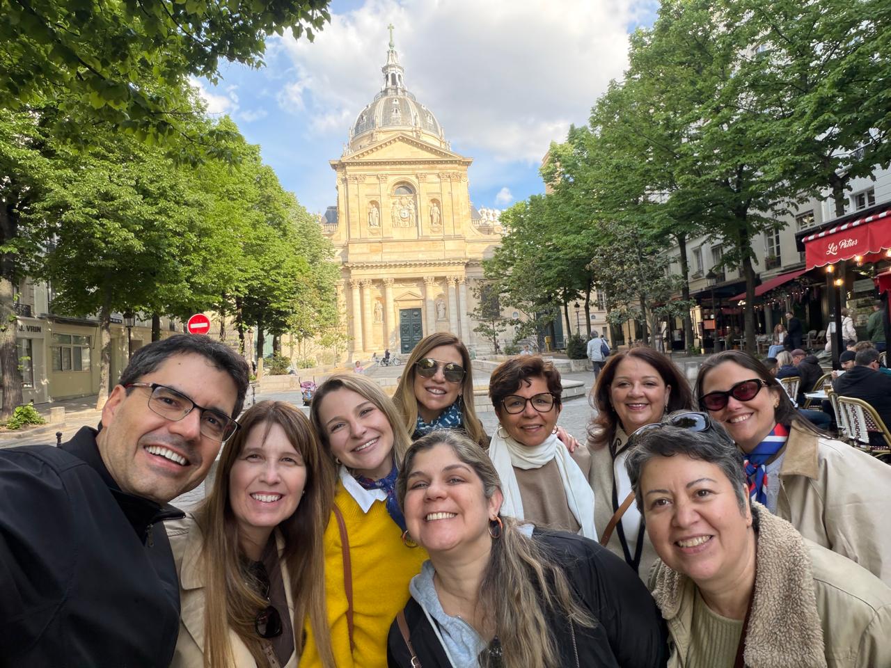 Grupo na praça da Sorbonne, Paris