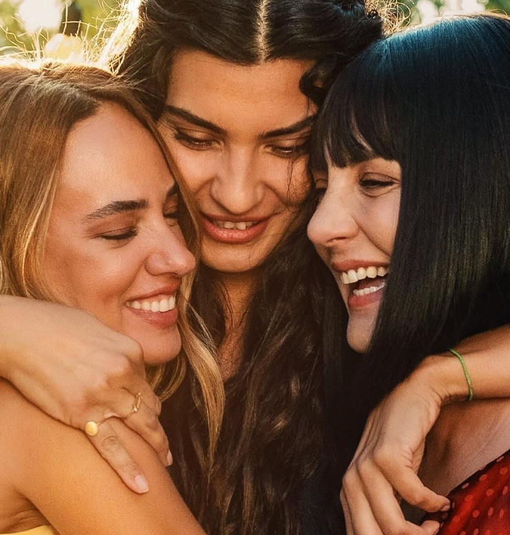 Mulheres em conexão na Turquia, evocando o seriado Uma Nova Mulher